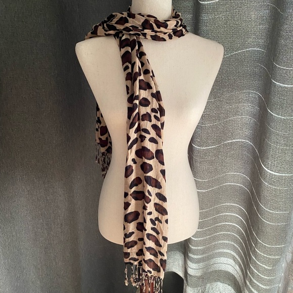 Long Leopard print Scarf - Picture 7 of 7